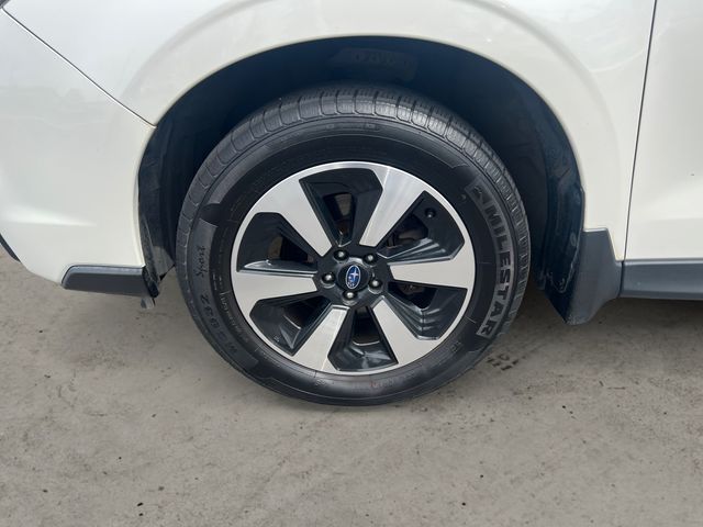Used 2017 Crystal White Pearl Subaru 2.5i Premium image 9
