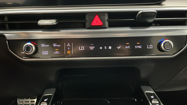 Used 2025 White Kia SX Prestige image 18