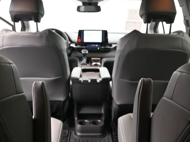 2021 Toyota Sienna XLE 18