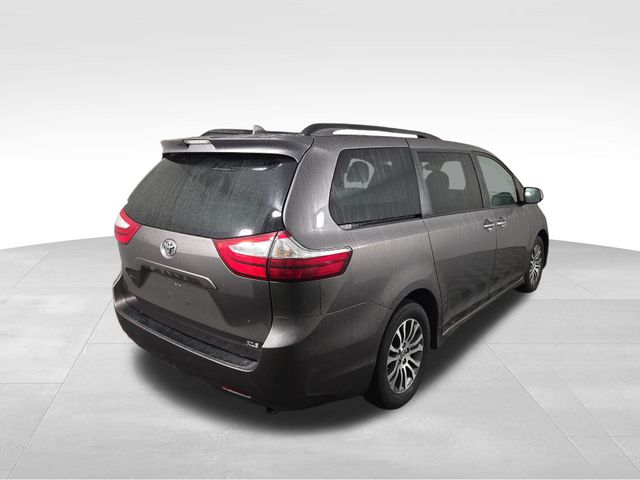 2019 Toyota Sienna XLE photo