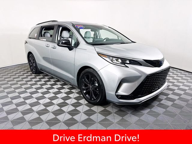 2021 Toyota Sienna XSE 7-Passenger Hybrid FWD's photo