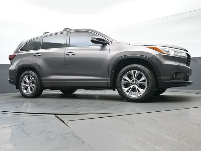 2016 Toyota Highlander LE Plus V6 33