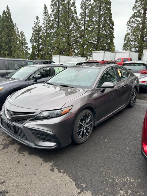 2022 Toyota Camry SE 2