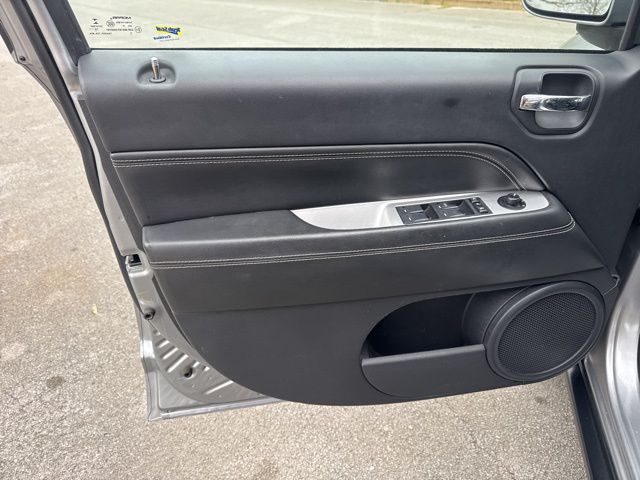 Used 2017 Silver Jeep Latitude image 14