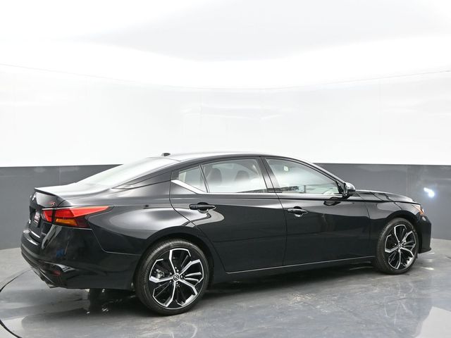 2024 Super Black Clearcoat Nissan Altima 2.0 SR FWD Sedan