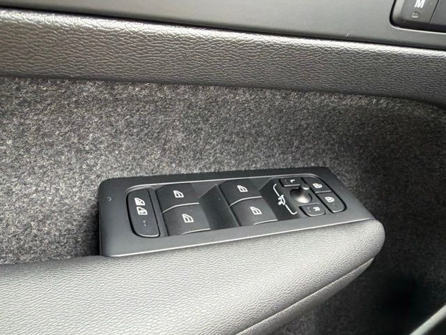 New 2026 Black Volvo B5 Ultra Black Edition image 23