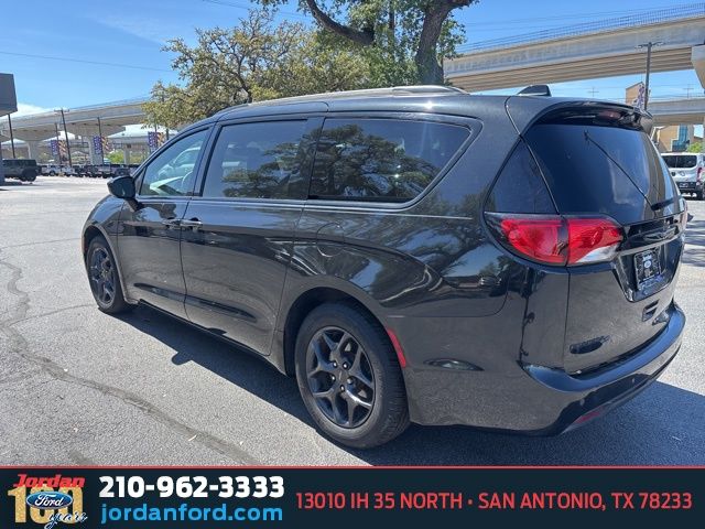 Used Car 2020 Chrysler Pacifica  Touring L For Sale Under $20,000 In San Antonio, Texas