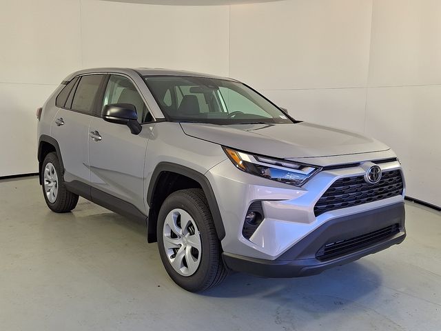 2025 Toyota RAV4 LE's photo