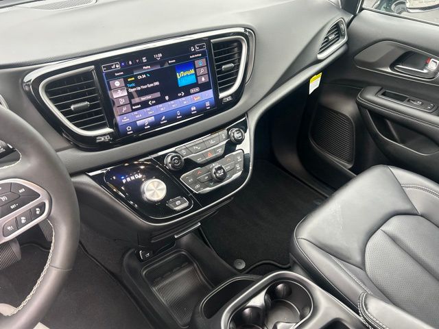 Used 2025 Chrysler Pacifica Van
