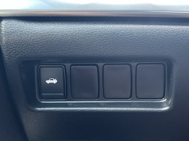 Used 2020 White Nissan 3.5 S image 29
