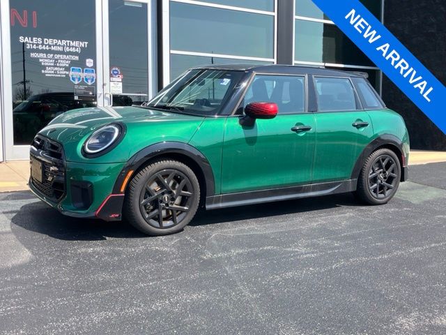 2025 MINI Cooper Verde (British Racing Green) Hatchback Tracción delantera 7 velocidades Automática