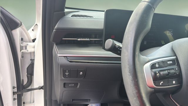 Used 2025 White Kia GT-Line image 29