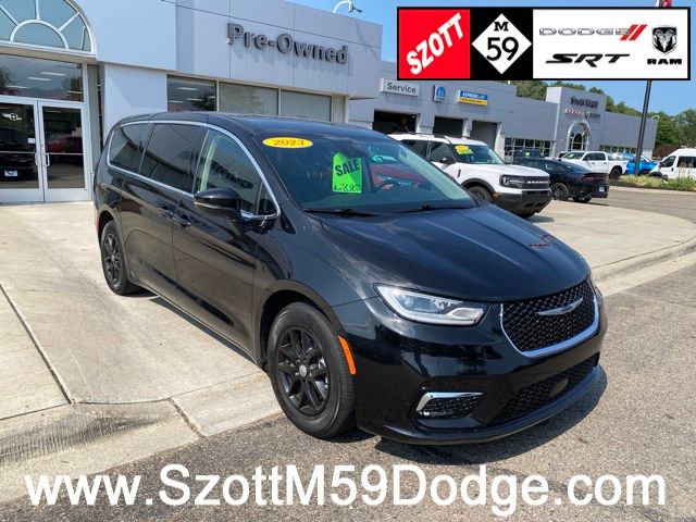 Brilliant Black Crystal Pearlcoat 2023 Chrysler Pacifica Minivan Front-Wheel Drive 9-Speed Automatic