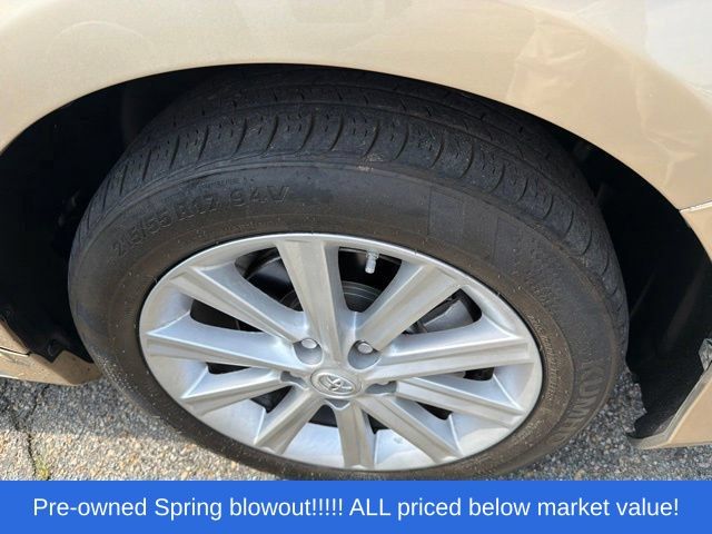 Used 2012 Beige Toyota XLE image 11