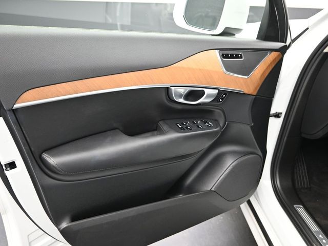 2024 Volvo XC90 B5 Plus photo