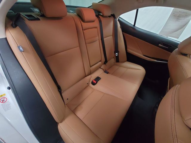 2017 – Lexus – IS