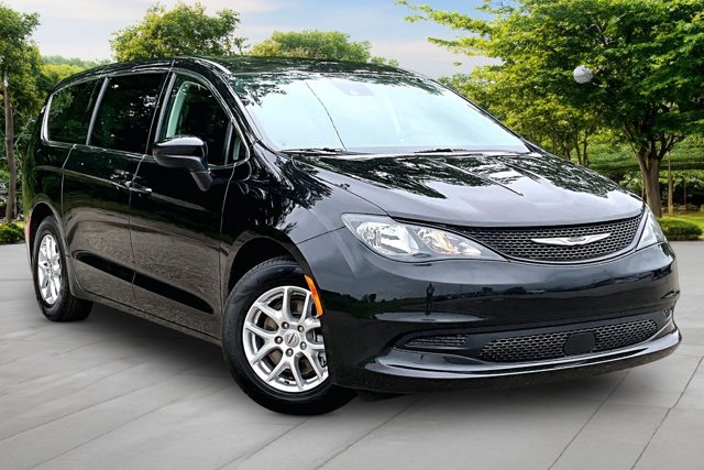 Brilliant Black Crystal Pearlcoat 2023 Chrysler Voyager Minivan Front-Wheel Drive 9-Speed Automatic