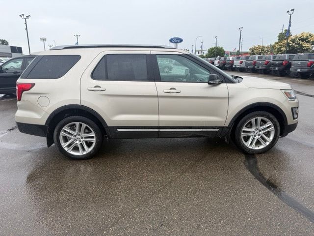 2017 White Gold Metallic Ford Explorer XLT 4X4 SUV