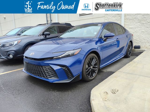 2025 Toyota Camry SE Hybrid's photo