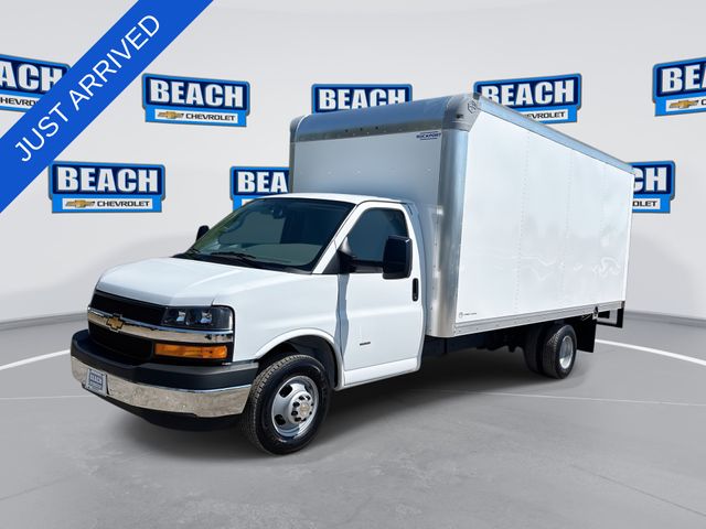 Summit White 2026 Chevrolet Express Chassis Van Rear-Wheel Drive 8-Speed Automatic