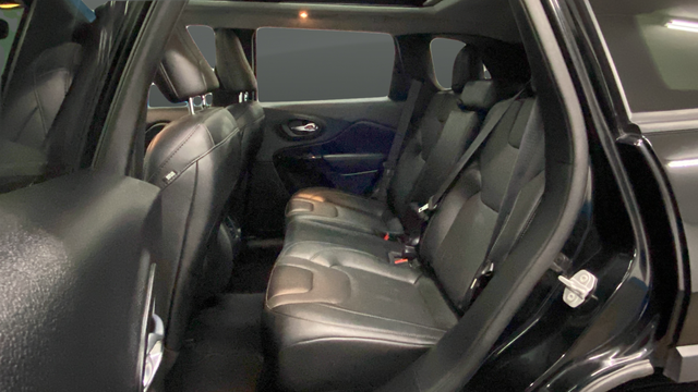 Used 2023 Diamond Black Crystal Pearlcoat Jeep Altitude image 24