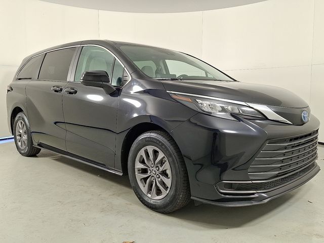 2024 Toyota Sienna LE's photo