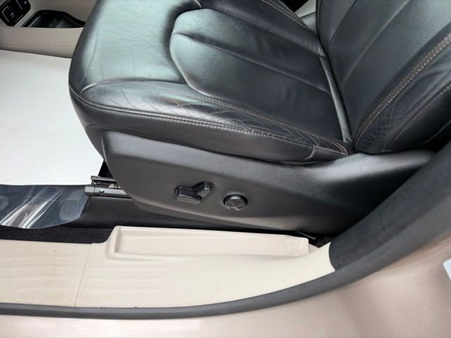 2017 Chrysler Pacifica Touring L - 8