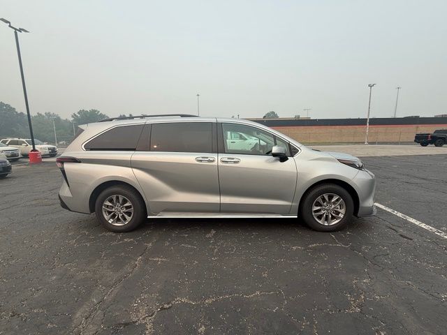 2024 Toyota Sienna XLE - Image 3