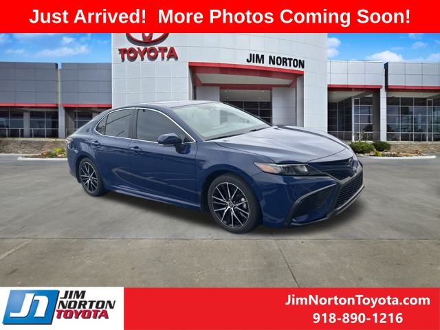2024 Toyota Camry SE's photo