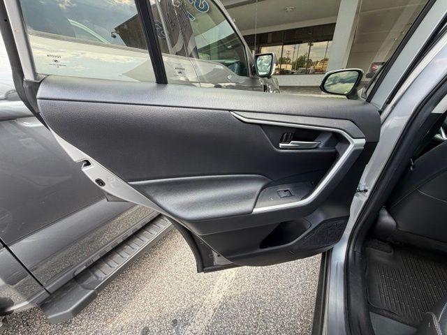 Used 2020 Silver Toyota XLE Premium image 16