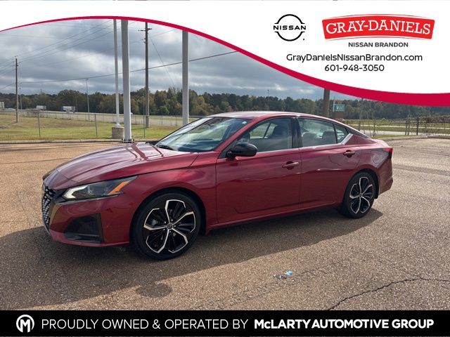 2023 Nissan Altima SR's photo