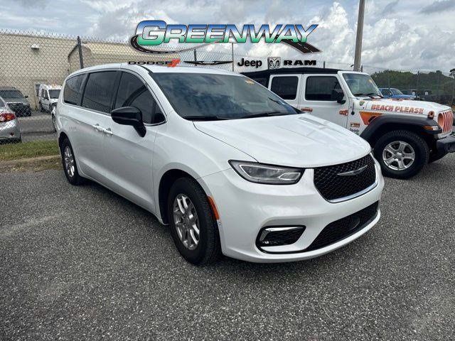Used 2025 White Chrysler Select image 3