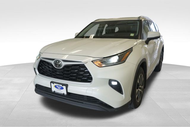 White (Blizzard Pearl) 2021 Toyota Highlander XLE AWD SUV / Crossover All-Wheel Drive 8-Speed Automatic