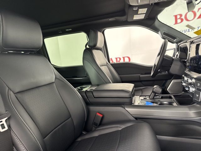 2025 White Ford F-150 Lariat 4X4 Truck