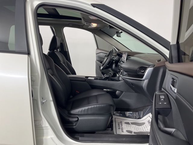 2023 Pearl White Tricoat Nissan Rogue SV FWD SUV