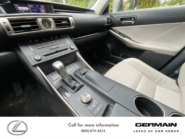 2016 Lexus IS 300 photo 17