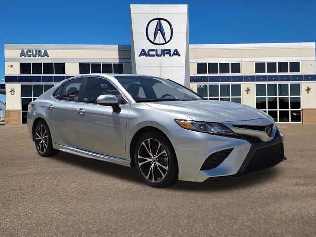 Celestial Silver Metallic 2018 Toyota Camry Sedan Front-Wheel Drive 8-Speed Automatic