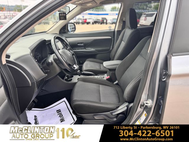 2016 Mercury Gray Metallic Mitsubishi Outlander SE 4X4 SUV