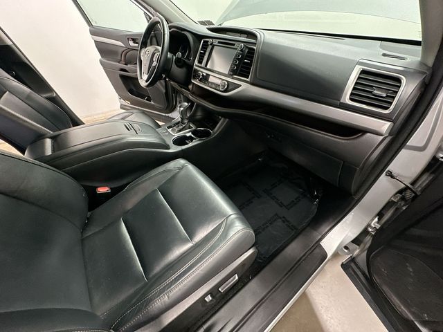 2017 Toyota Highlander SE Silver at Rochrich Mazda