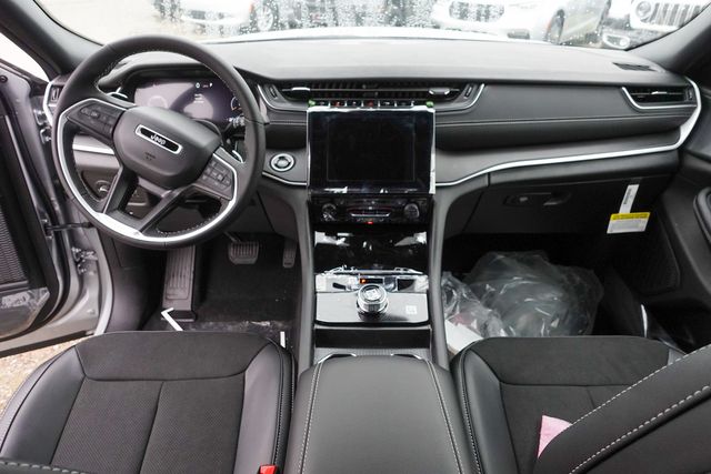 new 2025 Jeep Grand Cherokee car, priced at $40,720