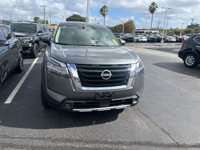 2023 Nissan Pathfinder SL 6