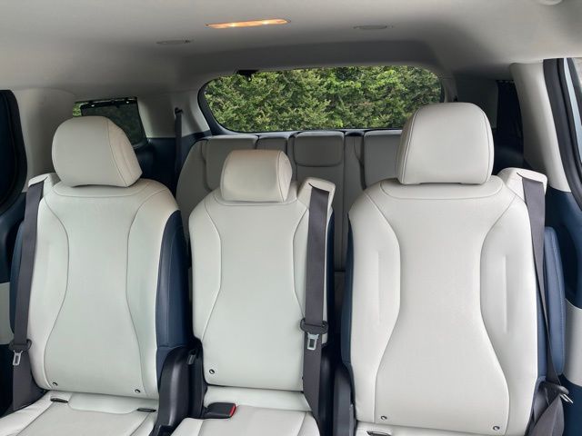 Used 2025 Kia Carnival Hybrid Van