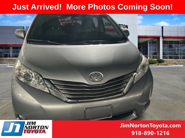 2017 Toyota Sienna XLE Premium 2