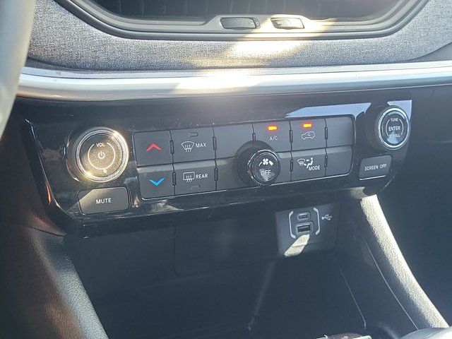 Used 2022 Black Jeep Latitude image 24