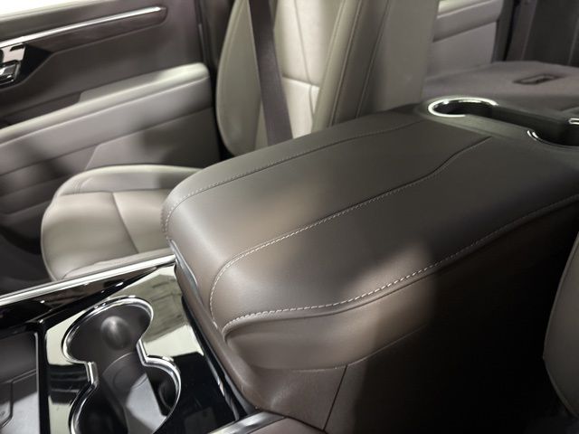 2025 Chevrolet Suburban LT photo