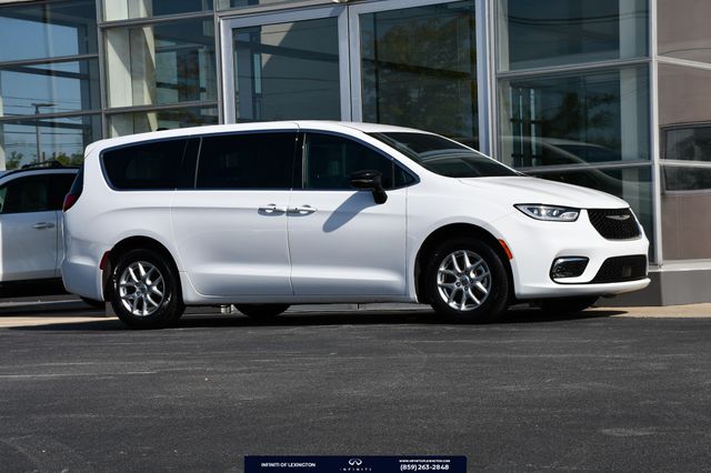  2025 Chrysler Pacifica Select FWD   