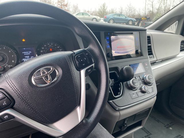 2015 Toyota Sienna LE 29