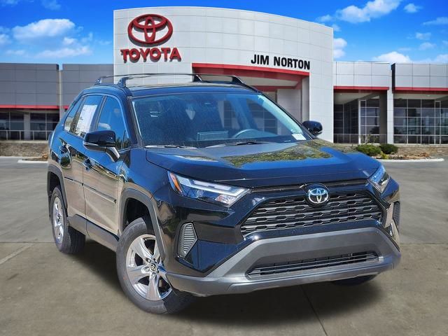 2025 Toyota RAV4 XLE's photo