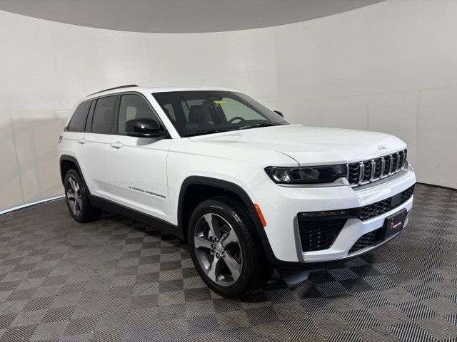 Bright White Clearcoat 2026 Jeep Grand Cherokee SUV / Crossover Four-Wheel Drive 8-Speed Automatic