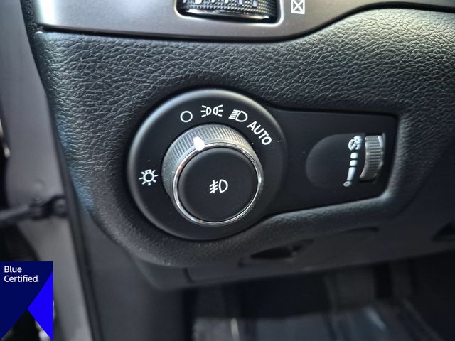 Used 2019 Silver Jeep Latitude image 17